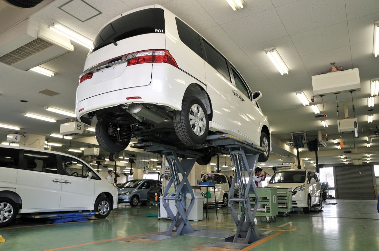 車検作業シーン