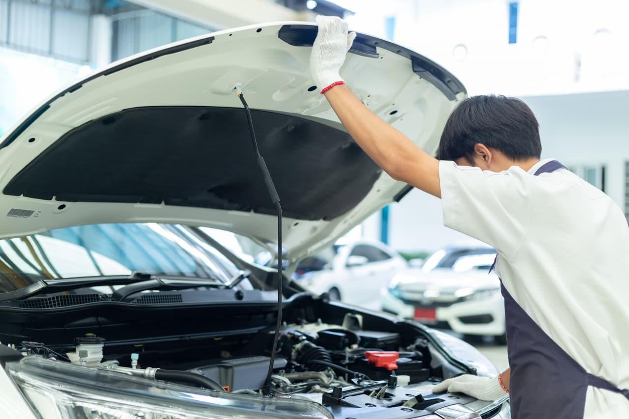 車検作業イメージ。エンジンルーム内をチェック