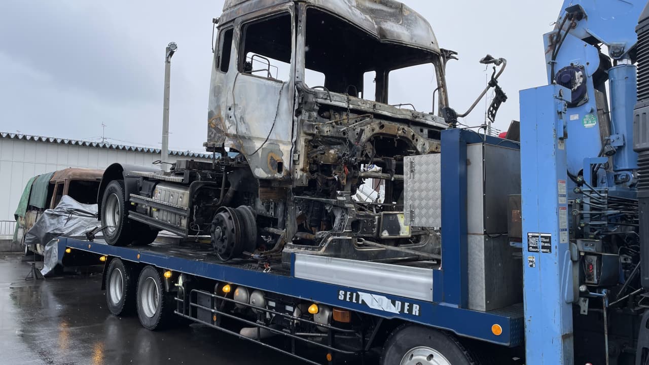 積載車に載せられたトラクタ部分