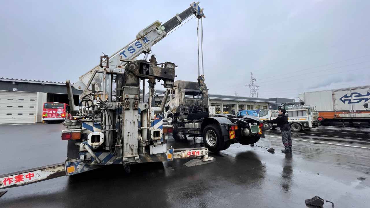 クレーンで吊り上げられたトラクタ部分
