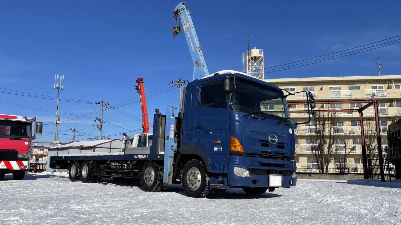 架装した大型トラック。クレーンが取り付けられている