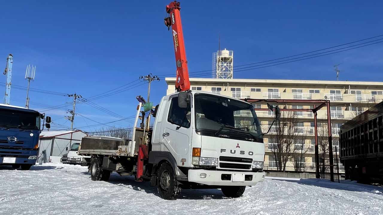 架装された中型トラック。クレーンが取り付けられている