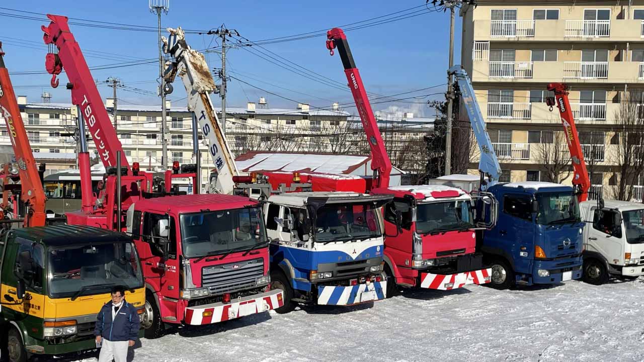 東北車輌サービスのロードサービス用車両。クレーンが取り付けられた車輌が多数並んでいる