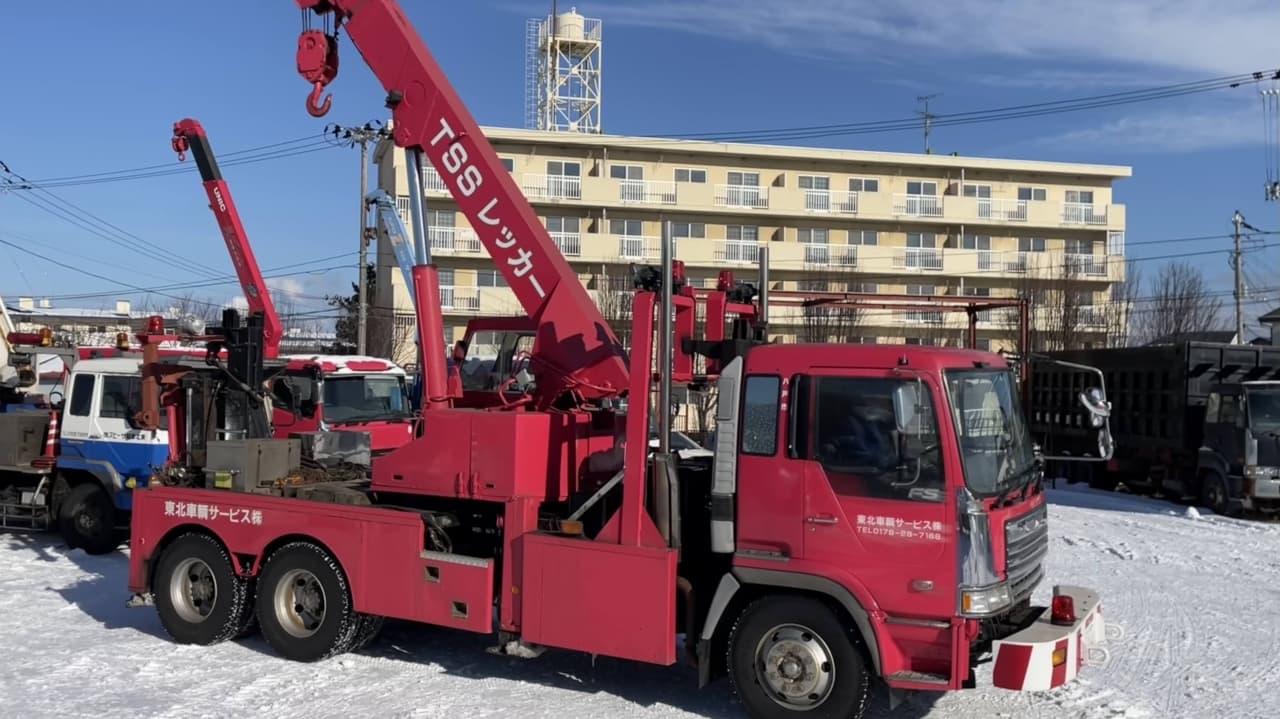 架装された大型トラック。クレーンが取り付けられている